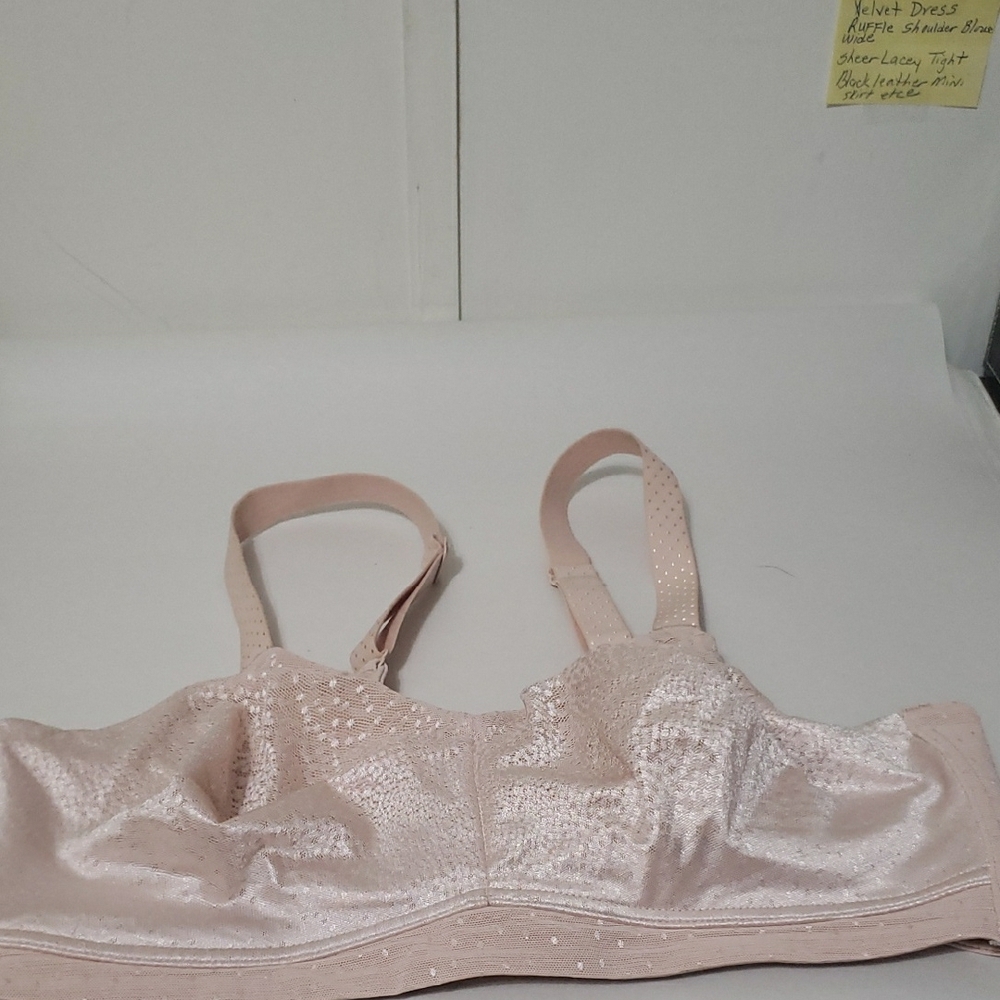 Wacoal No-Wire Elegant‎ Lace Cream Bra